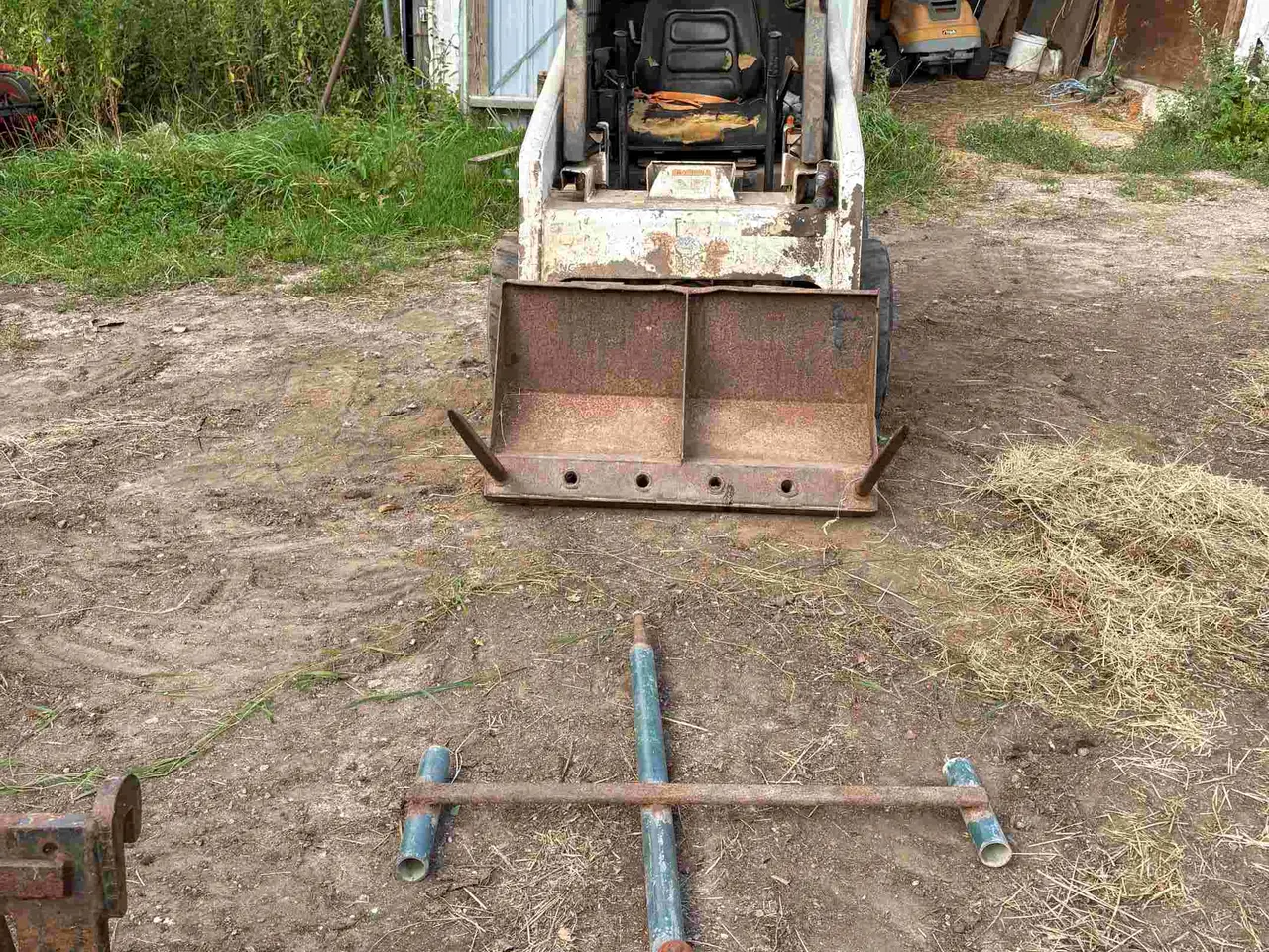 Billede 9 - Bobcat 453 minilæsser sælges med flere redskaber.