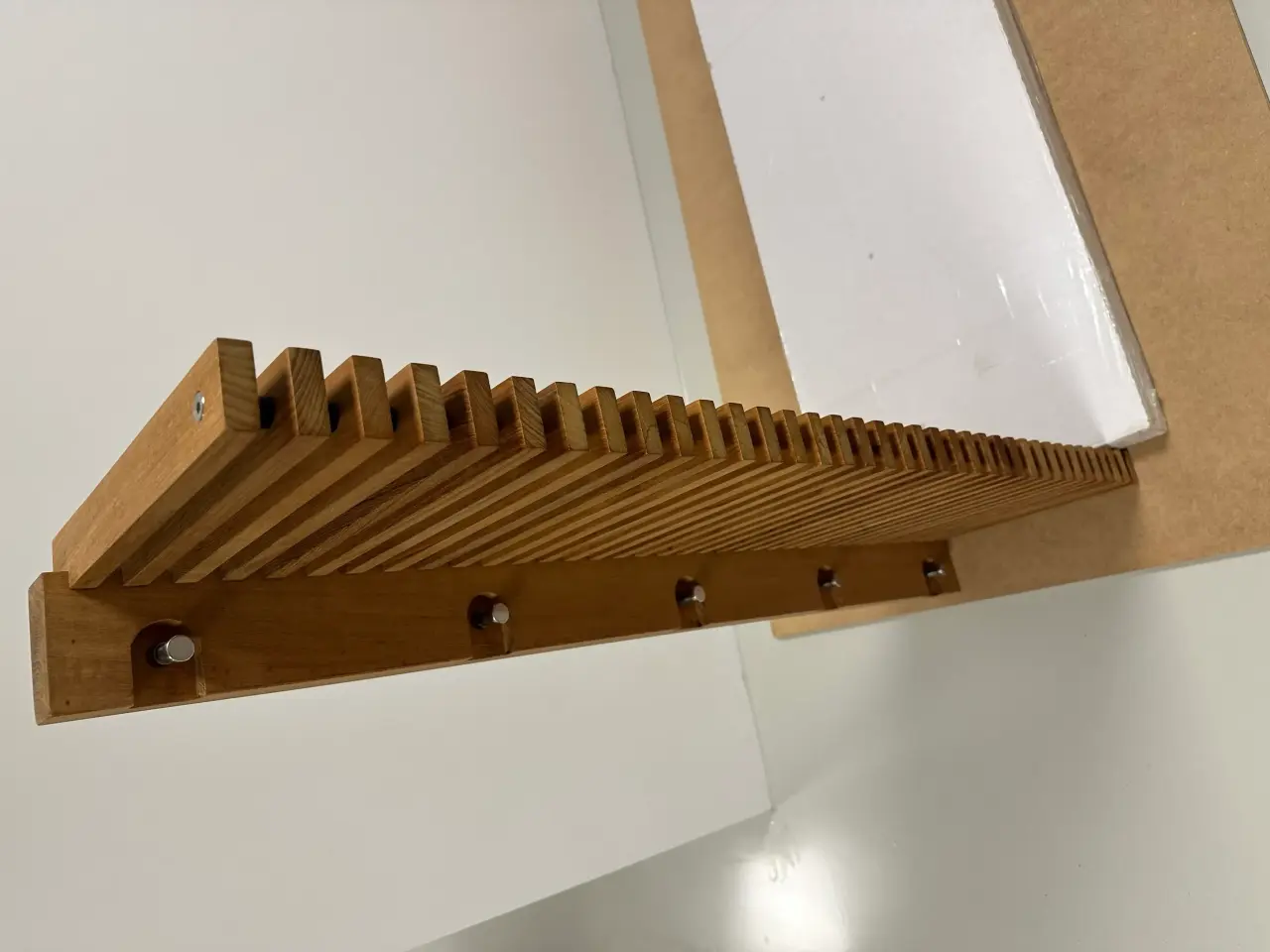 Billede 2 - Teak garderobehylde med knager – dansk design...