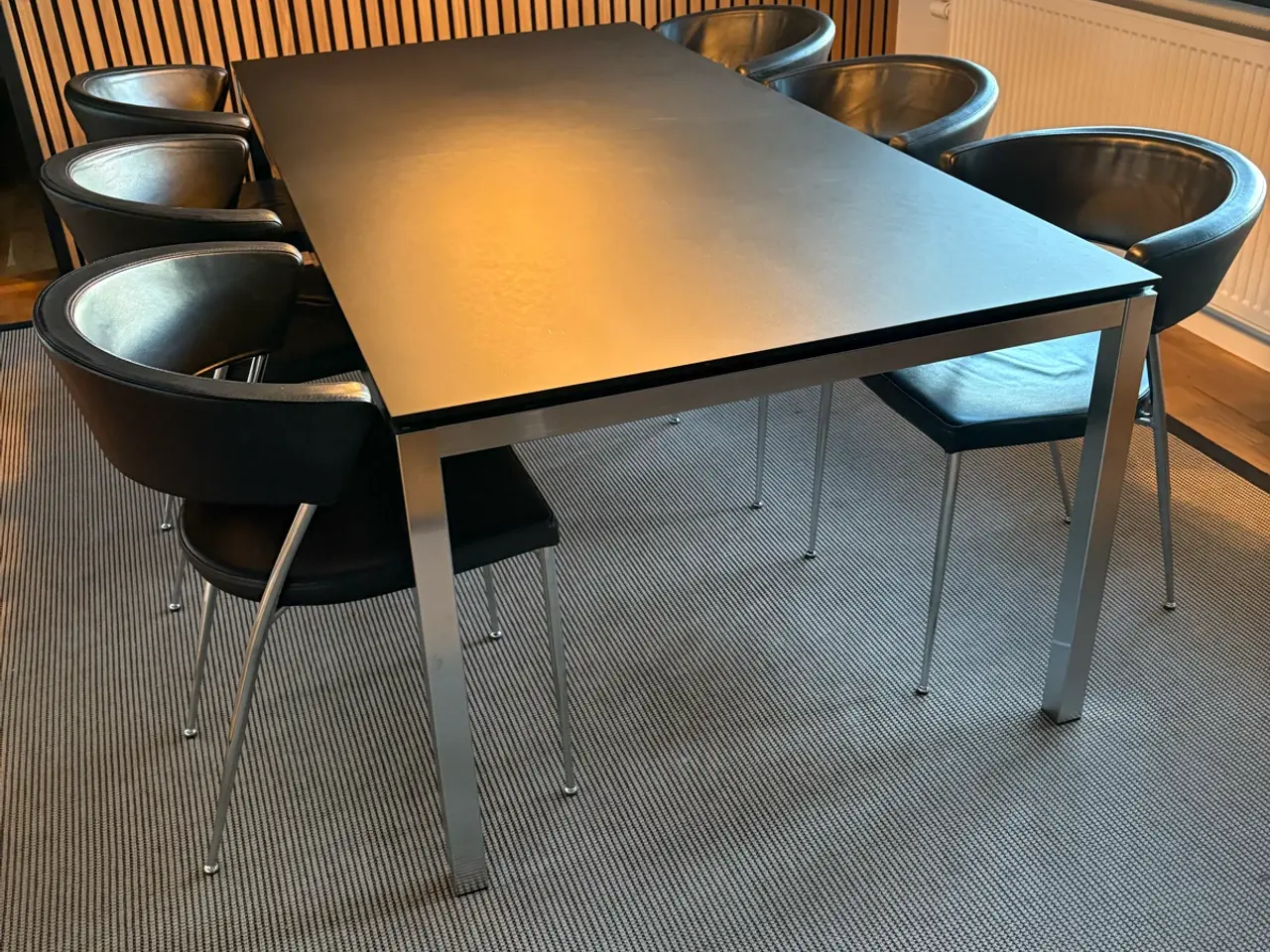 Billede 1 - Ansager spisebord - sort linoleum