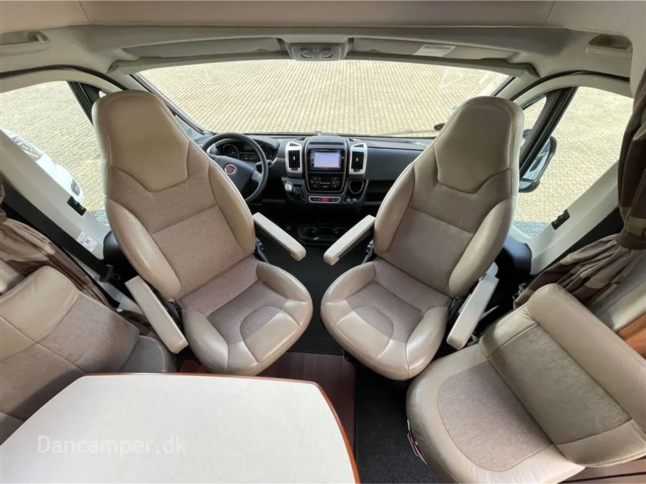 Billede 11 - 2016 - Carthago c-tourer T143 LE Luksus camper - med enkeltsenge og automatgear.