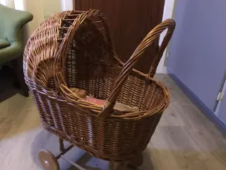 Dukkevogn i flettet rødpil