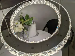 Smuk oval krystal-pendel med integreret LED