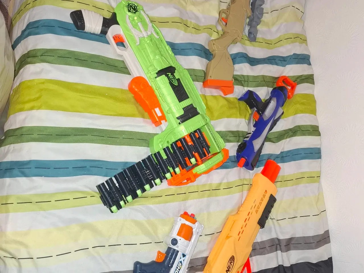 Billede 3 - Stor plastik sæk med nerfguns
