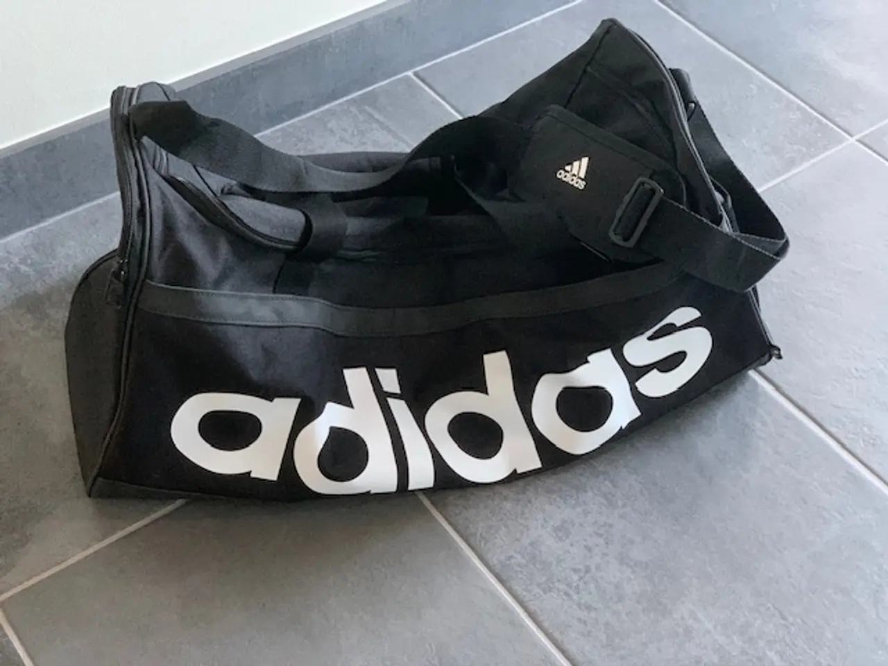 Billede 1 - Sportstaske / weekentaske Adidas - stor - som ny