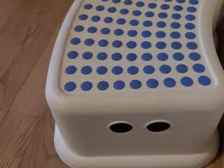 Børne Skammel Hvid m blå dutter på