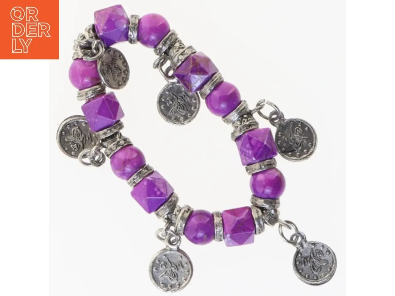 Billede 1 - Lilla armbånd med charms (str. Ø 6 cm)