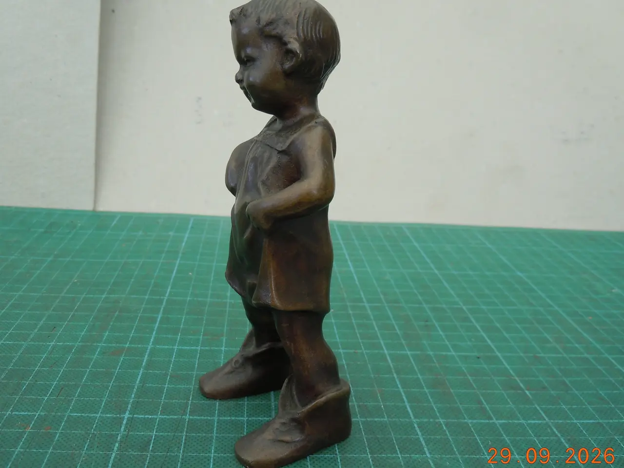 Billede 3 - Bronzefigur, signeret, af barn med store støvler
