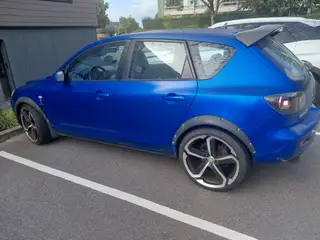 Mazda 1,6 med masser af kilometer endnu.