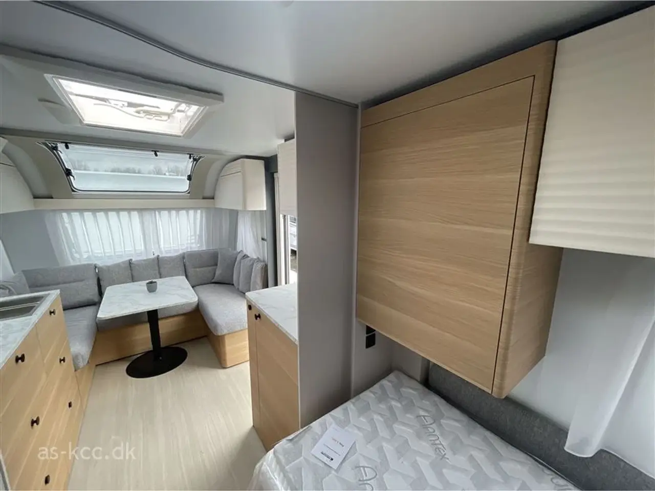 Billede 19 - 2026 - Adria Adora 572 UT   Adria Adora 572 UT Årg, 2026 4 sovepladser, 5 siddepladser, enkeltsenge og toilet og bad i bagenden