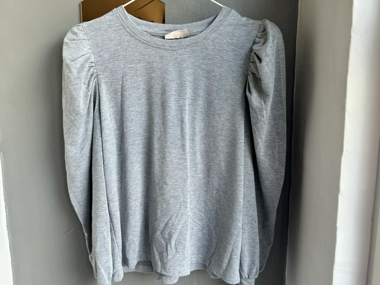 Billede 1 - Grå bluse med smukke puf-detaljer ved skuldrene fr