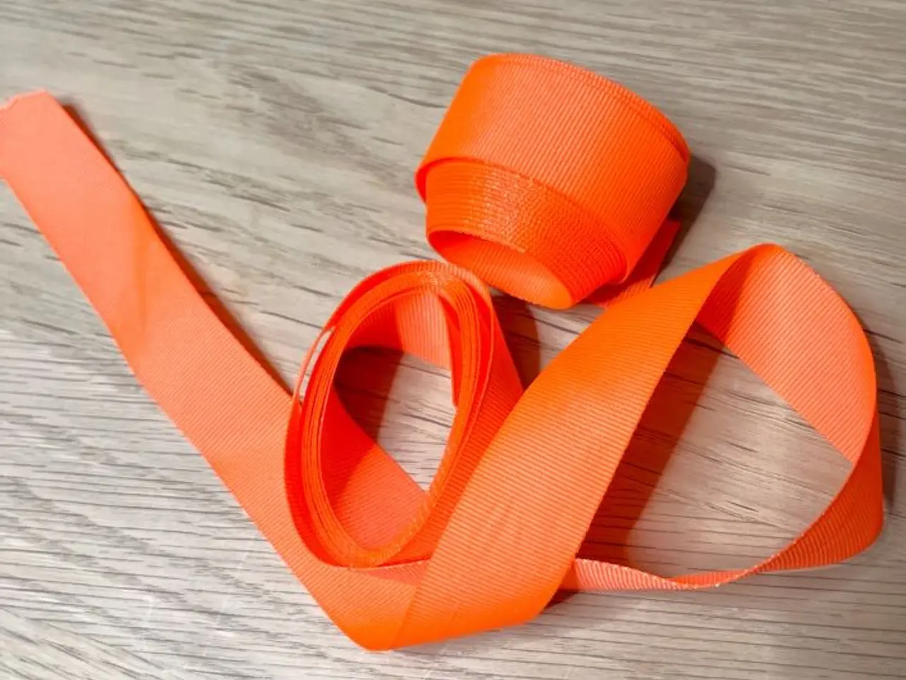 Billede 4 - Orange bånd og sløjfer. 4 forskellige.