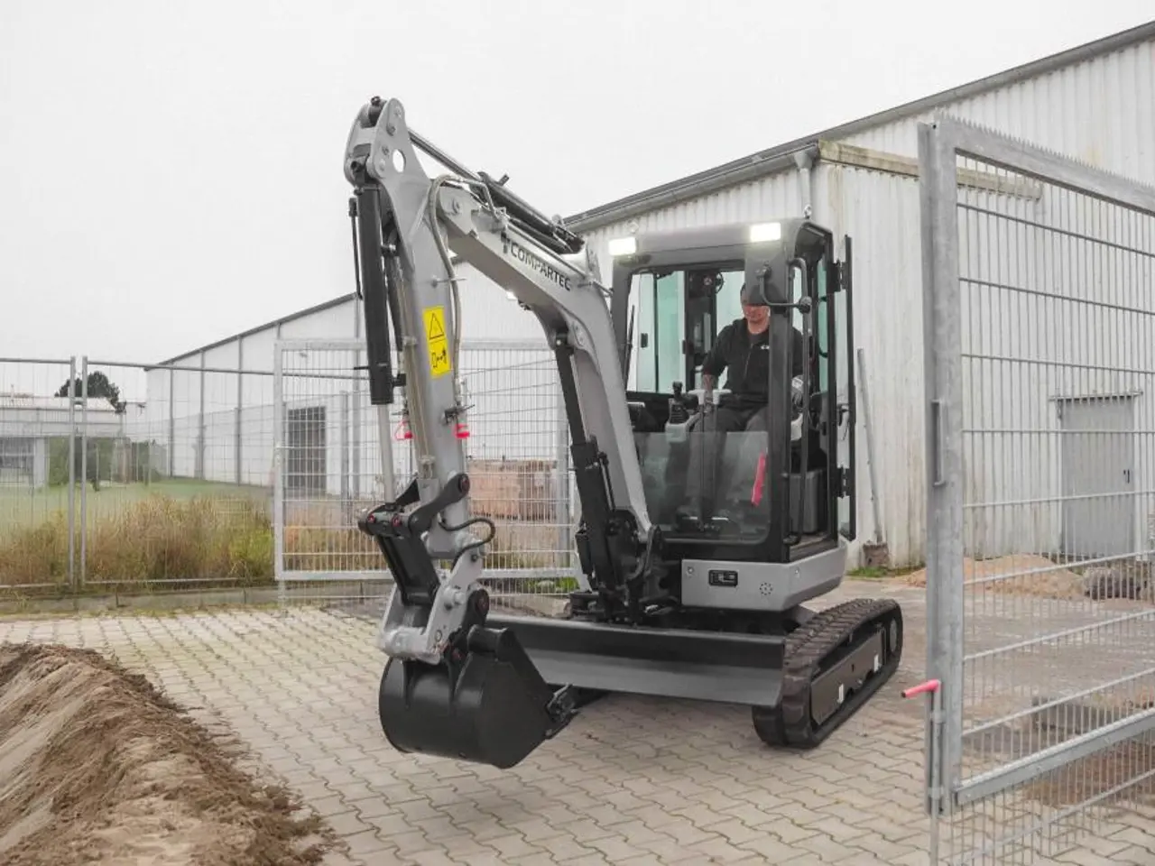 Billede 19 - Bobmaster Ultimate diesel minigraver - 2,7 tons med drejearm og joystick, inkl. skovlsæt