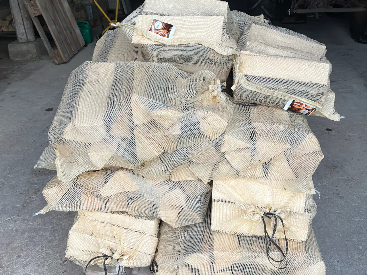 Billede 2 - Brænde i sække Ahorn 15 brændestk. vægt ca. 10 kg.