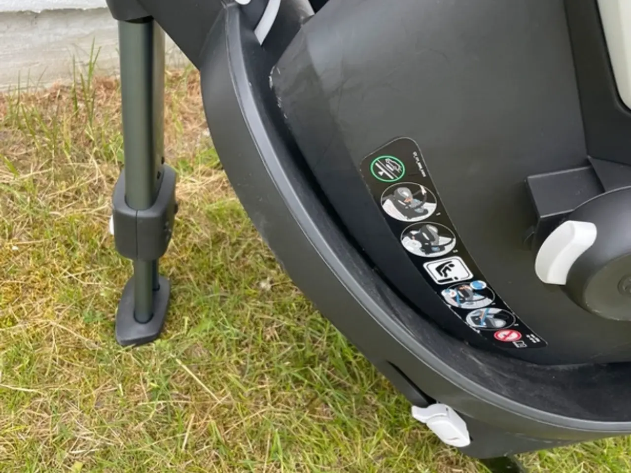 Billede 4 - Cybex autostol med stativ i bilen 