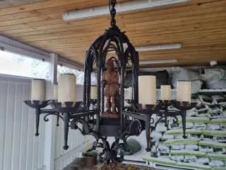 Smedejerns lampe med træ figur. Borglampe