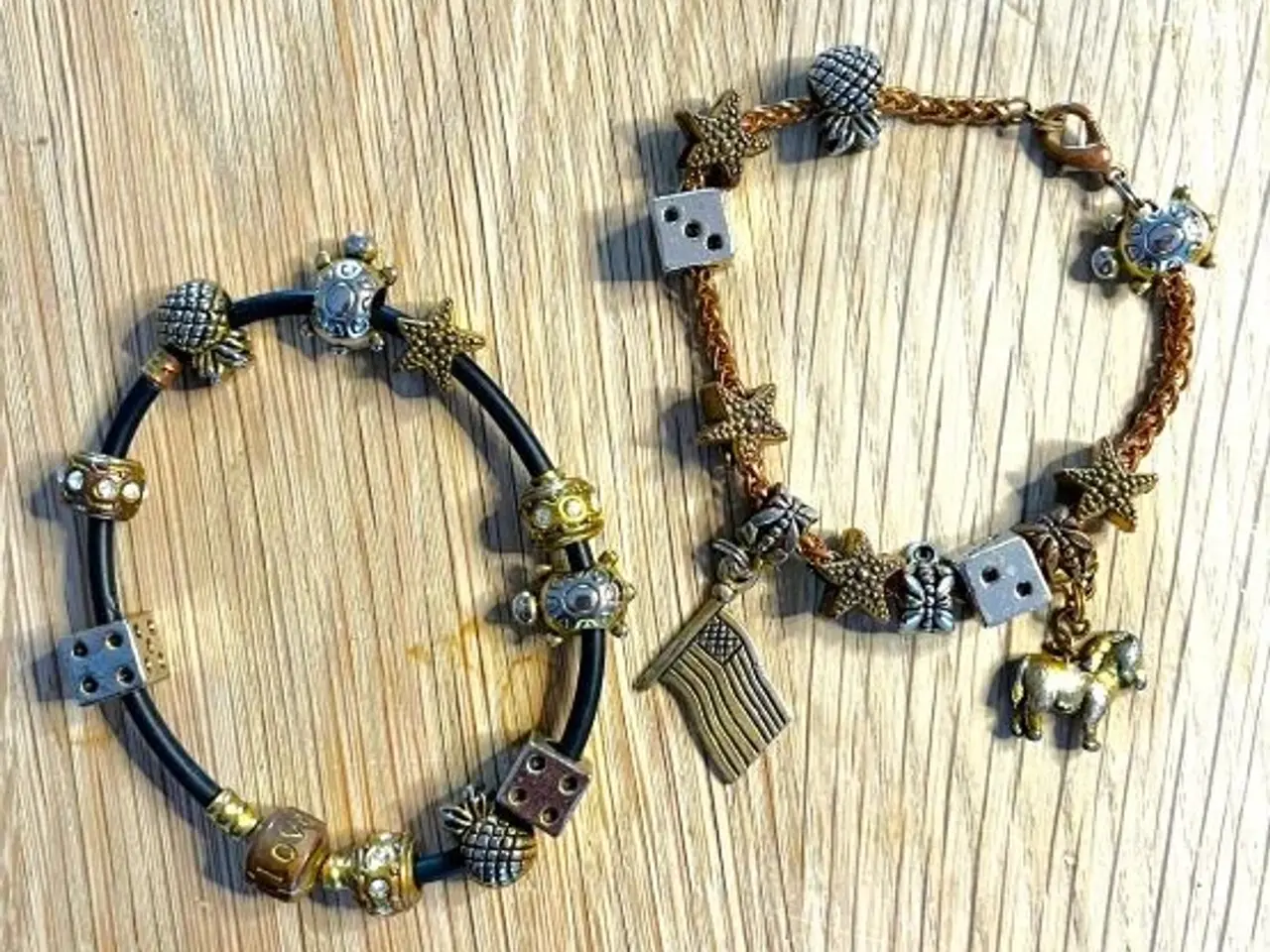 Billede 4 - Charm-armbånd på sort snøre. Sælges samlet.