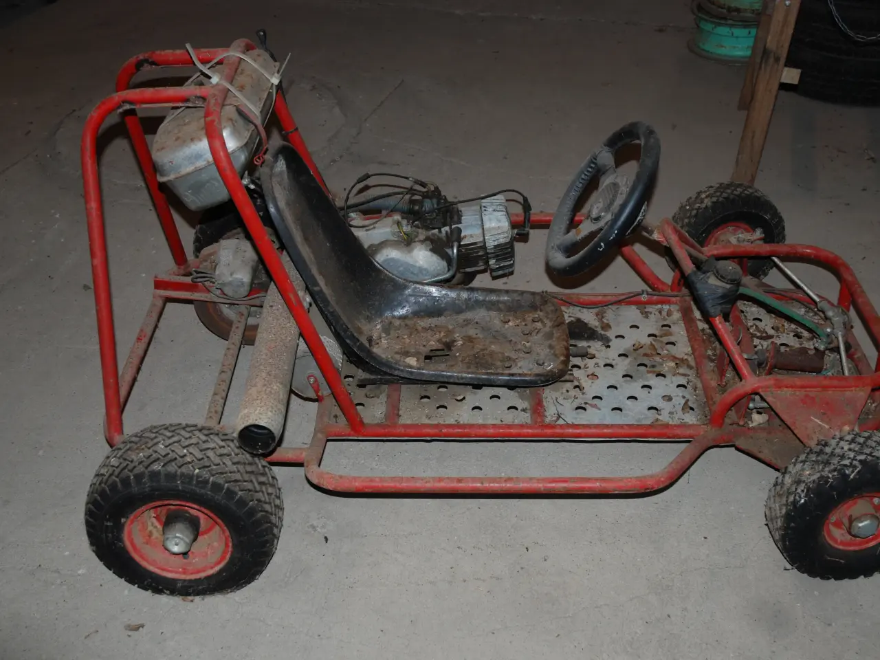 Billede 4 - Puck maxi sidder i en gokart - den er med !