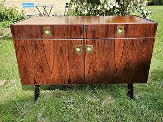 Palisander/rosentræ skænk med smukke detaljer