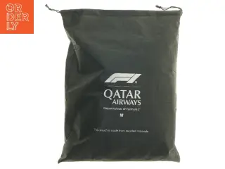 Sæt med pyjamas og tøfler fra Qatar Airways fra Qatar Airways (str. str m cm)
