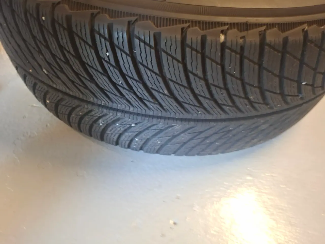 Billede 2 - Michelin vinterdæk 235/55/19 8 mm mønster