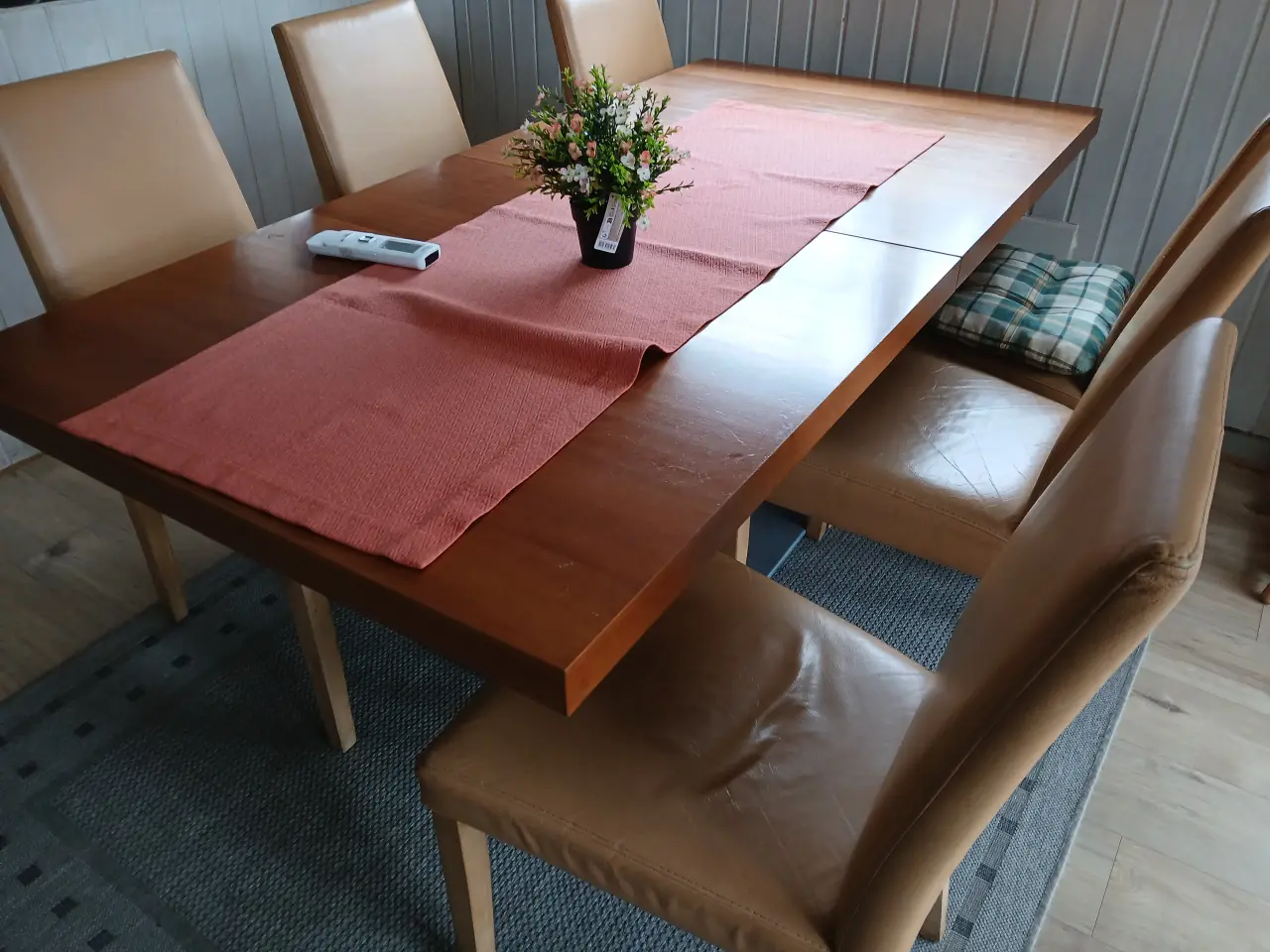 Billede 1 - Rigtig godt og solidt spisebord med 6 stole 