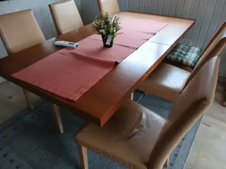 Rigtig godt og solidt spisebord med 6 stole