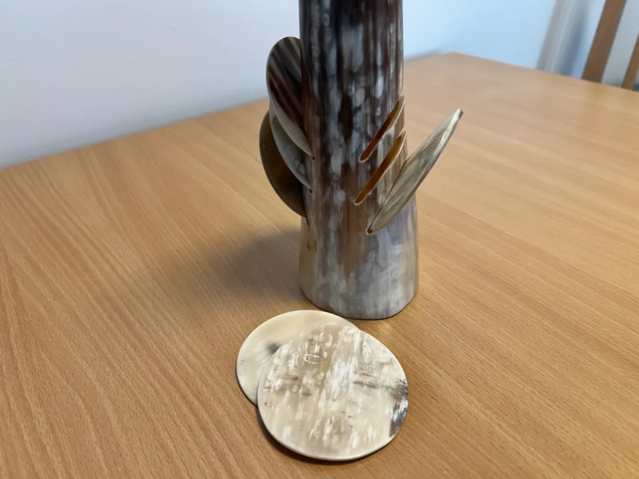 Billede 9 - Fuglefigur udskåret i horn