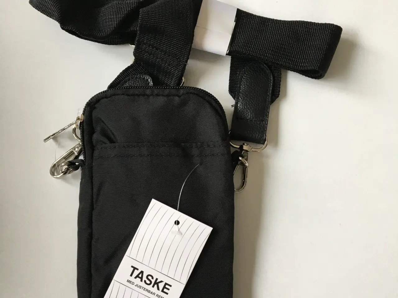 Billede 3 - Ny mobiltaske i sort nylon med kraftig inds. rem
