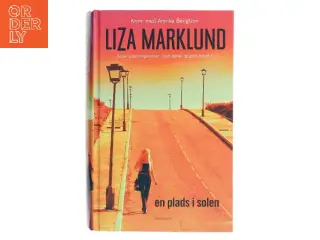 En plads i solen : krimi af Liza Marklund (Bog)