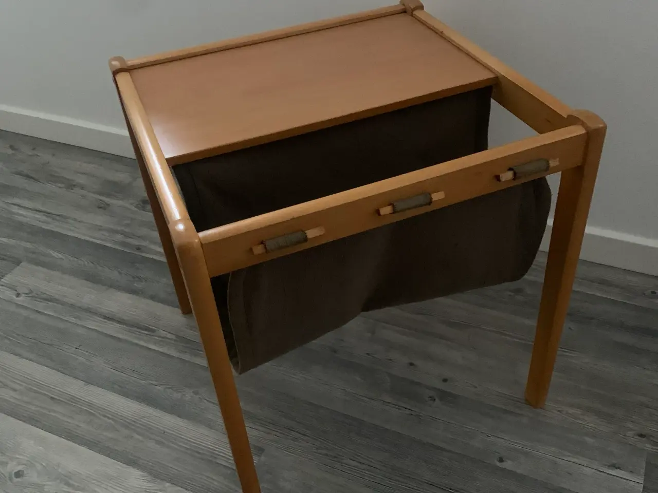 Billede 1 - Sidebord med tidsskriftholder. Fra 1960’erne
