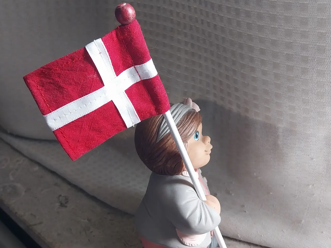 Billede 1 - Klarborg Pige med flag