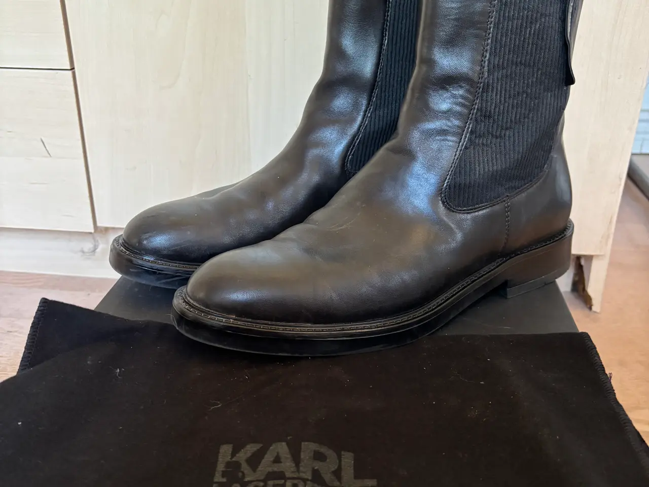 Billede 1 - Kort læderstøvler fra Karl Lagerfeld.