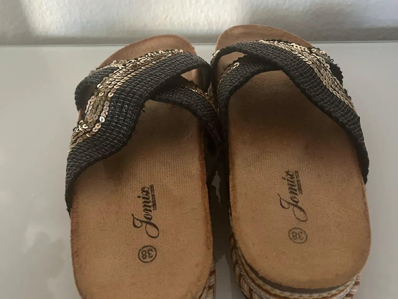Billede 4 - Sandaler i sort og guld