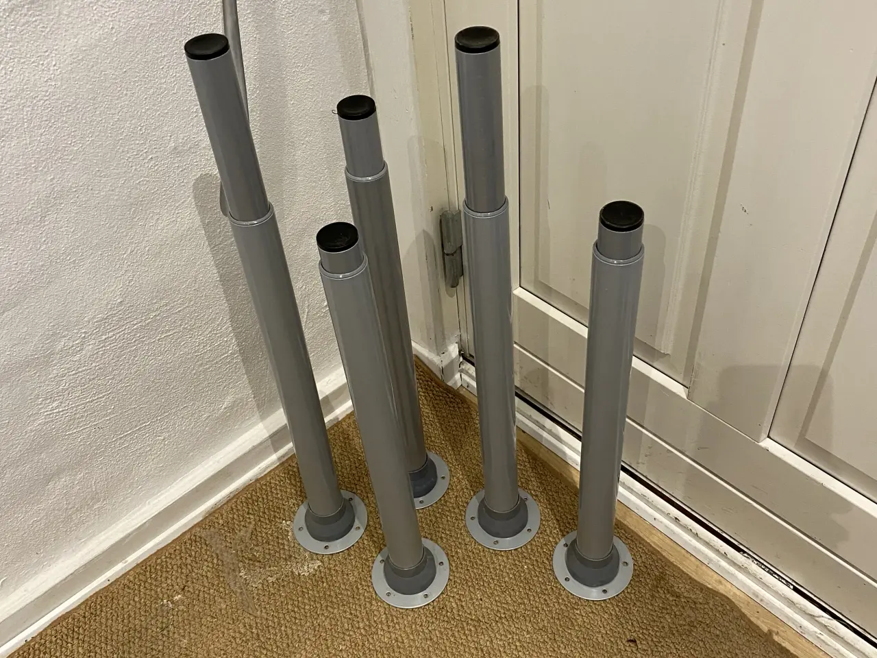 Billede 1 - Bordben justeres 