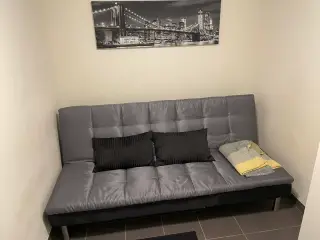 God og velholdt futon, mest brugt som sofa.