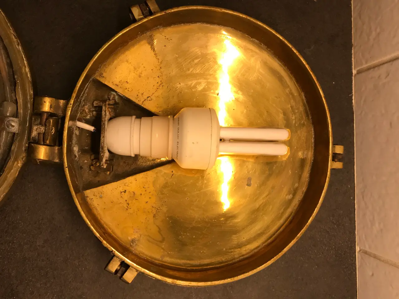 Billede 4 - Skotlampe i messing, Ø24