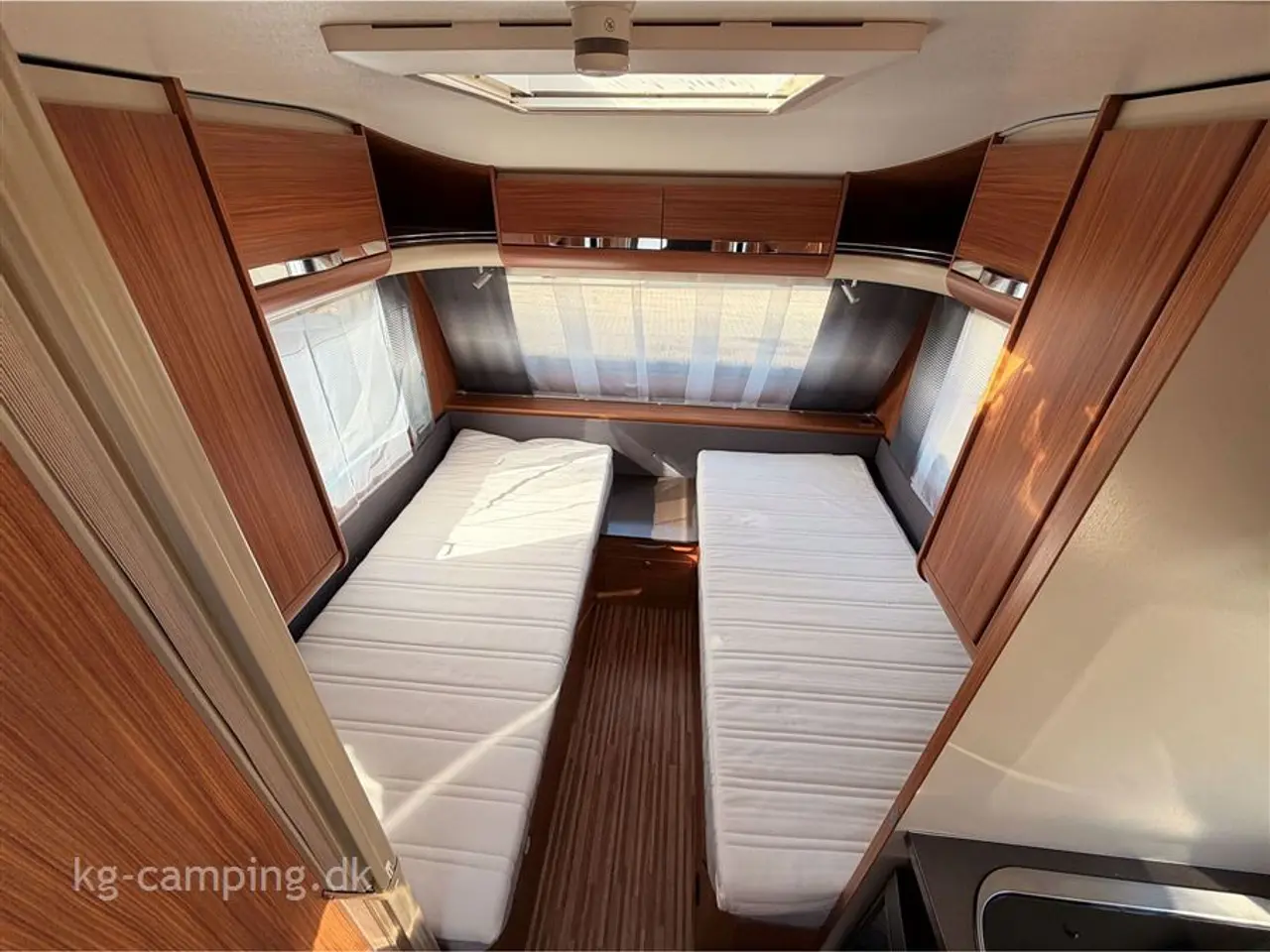 Billede 3 - 2013 - Adria Adora 472 LU XL   Enkeltsenge med udtræk, Mover, solsejl og fortelt.