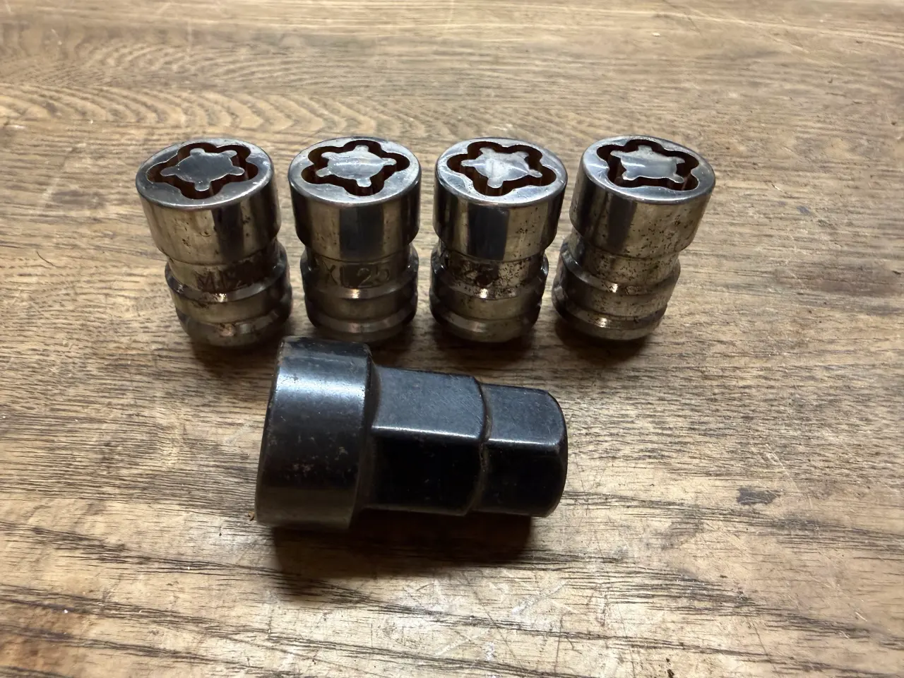 Billede 1 - Låsemøtrikker i sæt M12x1,25