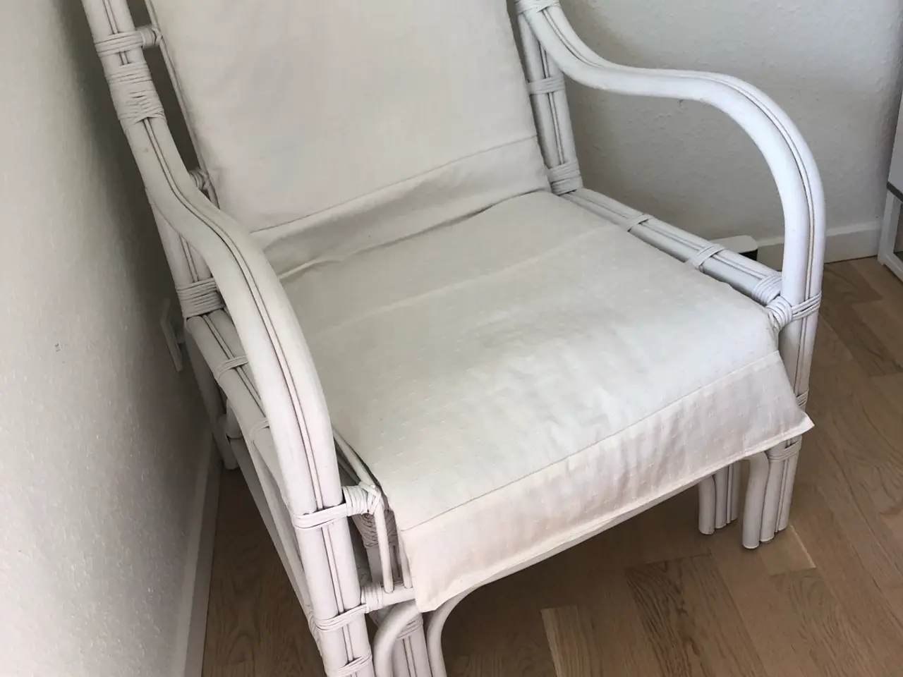 Billede 1 - Hvid kurvestol