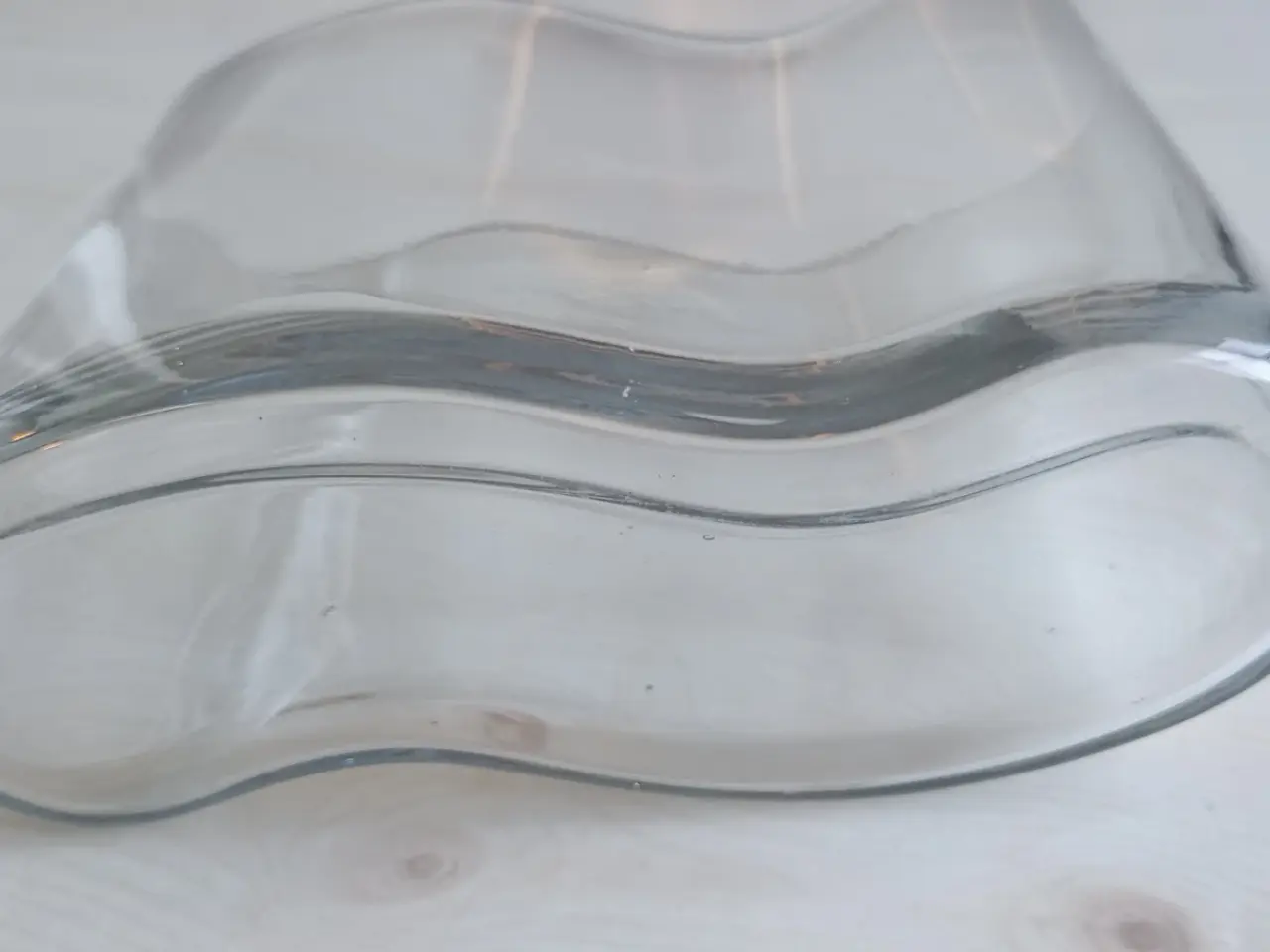 Billede 4 - Tulipan vase. Bølget form. Klar glas.