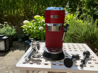 De'Longhi DEDICA EC 685.R - espresso med mælkeskum