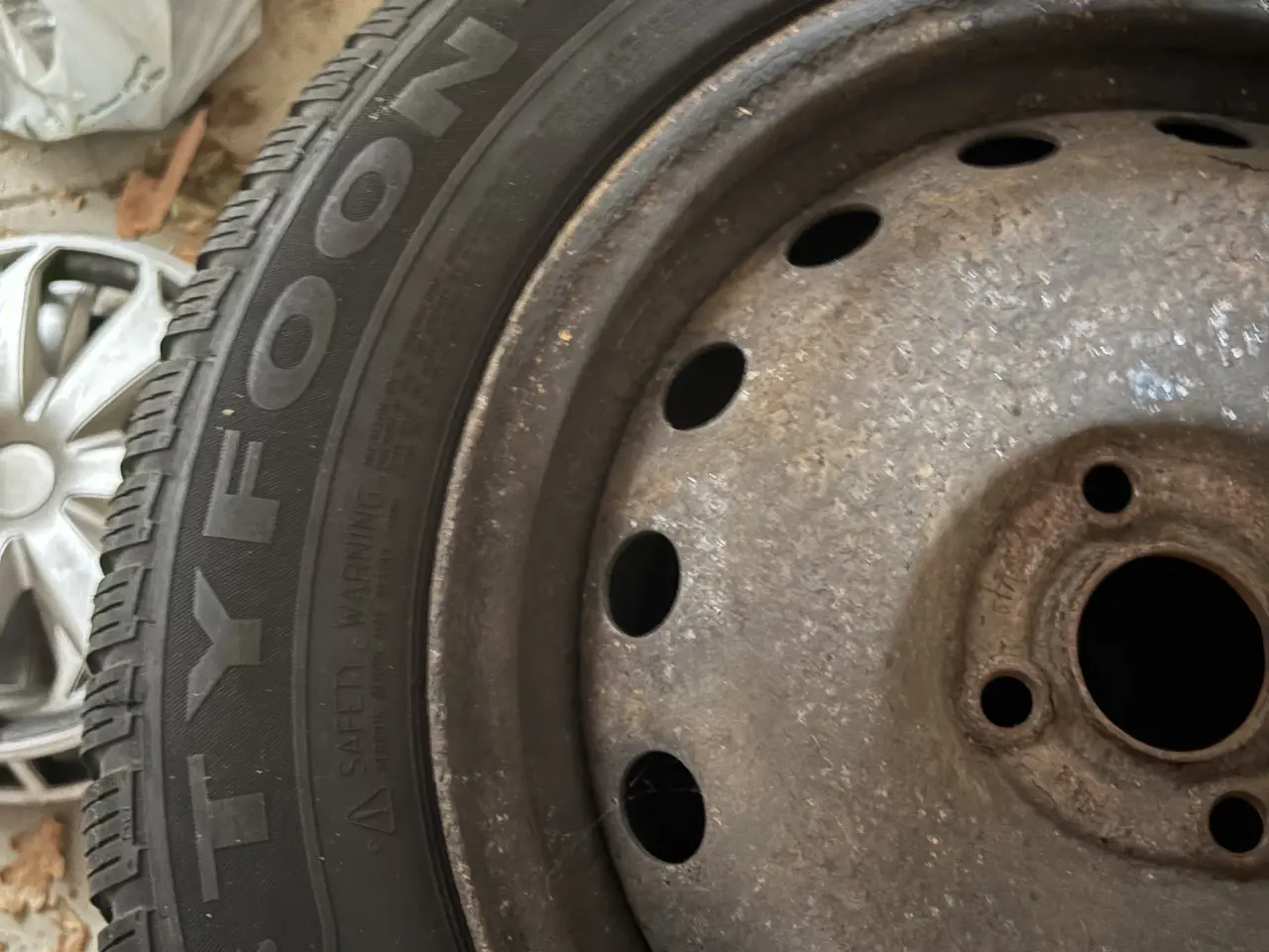 Billede 2 - Tyfoon vinterdæk 185/65 R15 T