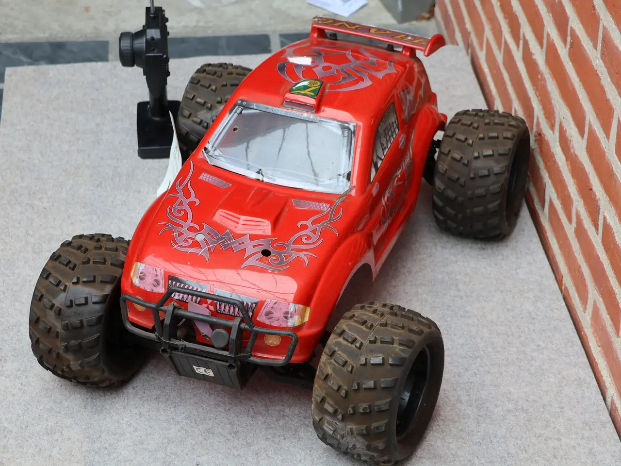 Billede 2 - Stor Benzin drevet r/c bil m/snor-start