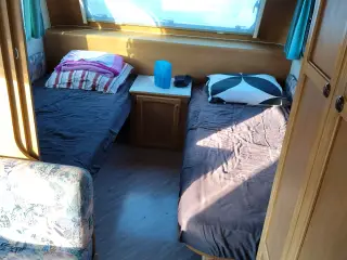 Campingvogn med mover og enkelt senge