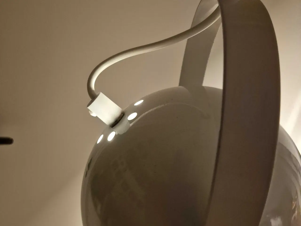 Billede 5 - Hvid kuglelampe med smart vippefunktion