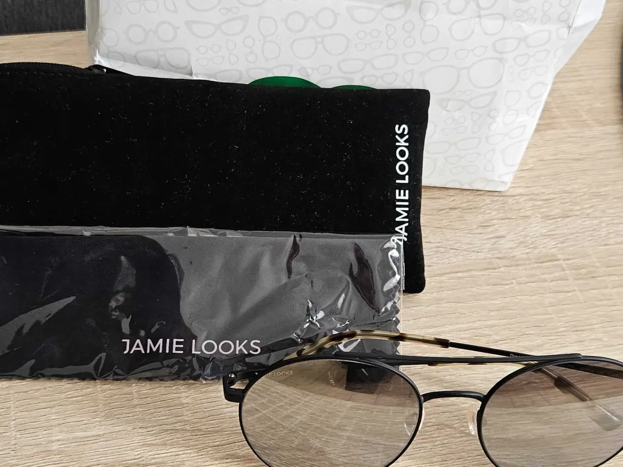 Billede 2 - Solbriller Jamie looks 