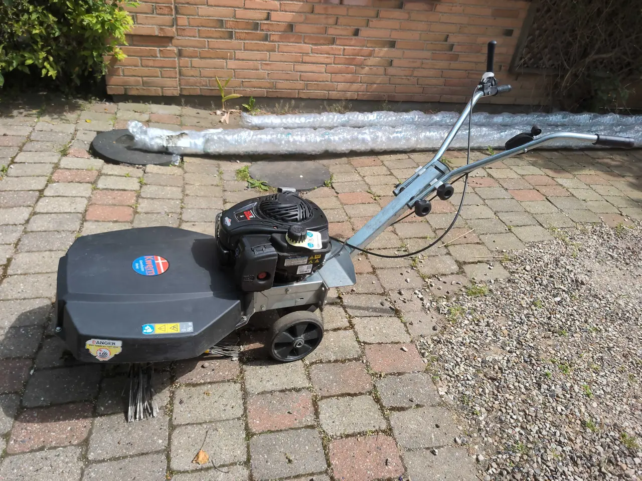 Billede 1 - Greenbuster 550 –Fjernelse af mos, alger og ukrudt
