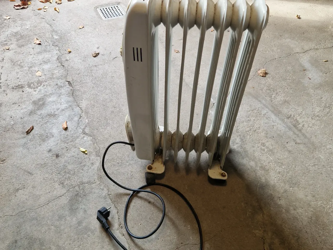 Billede 2 - Flytbar olieradiator på hjul (1500W – Appliance)
