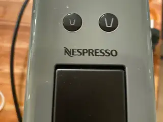 Nespressomaskine og mælkeskummer