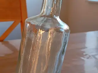 Skæv flaske. Snapseflaske
